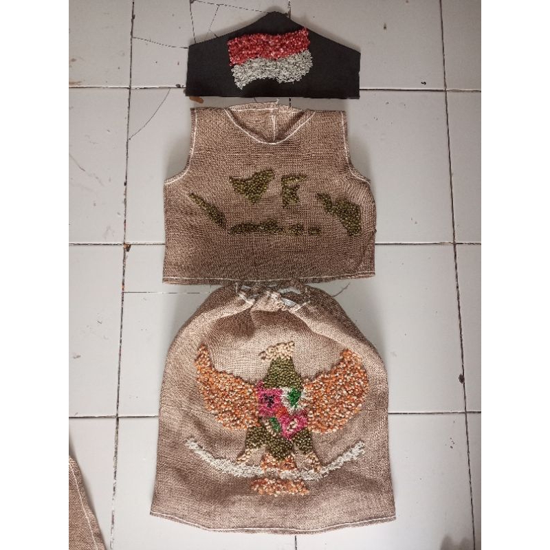 KOSTUM DAUR ULANG KOLASE BIJI TEMA NUSANTARA, BURUNG GARUDA, BENDERA INDONESIA, PULAU, WAYANG ARJUNO