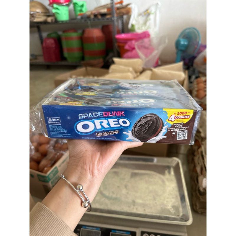 

Oreo spacedunk isi 4 cookies chocolate creme 1 box isi 12