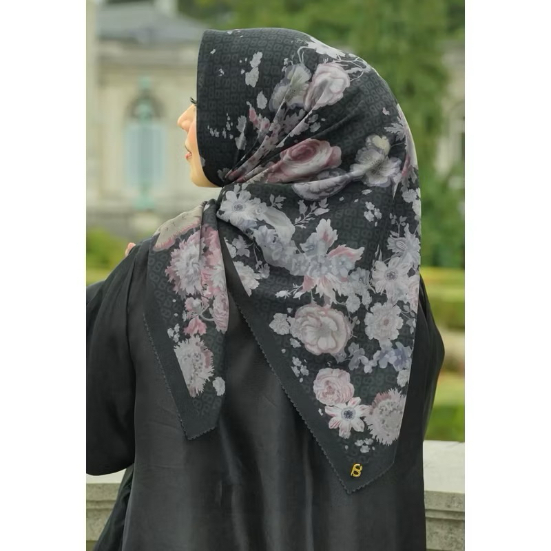Buttonscarves Blume Series -Jet Set (Hitam)