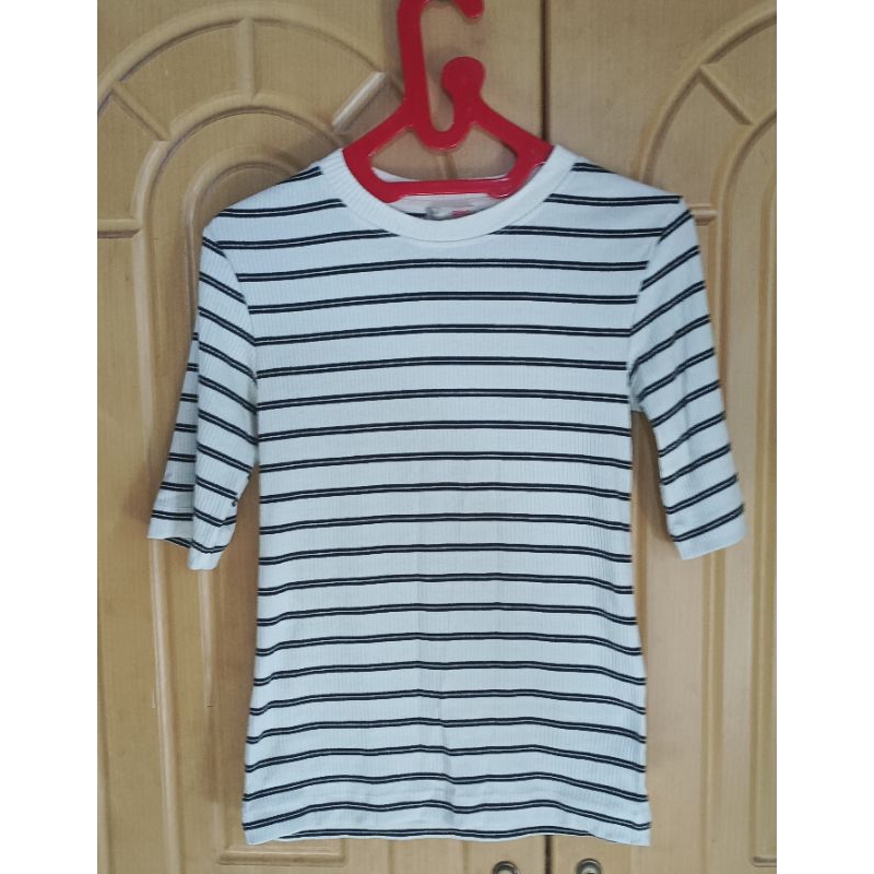 blouse rajut garis2 merk SPAO