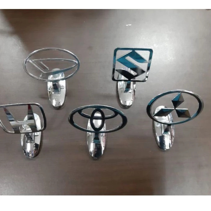 Logo berdiri kap mesin mobil