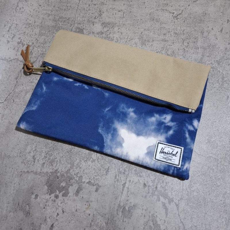 Herschel Pouch