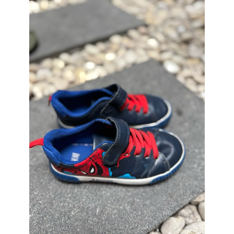 preloved sepatu sneakers marvel super heroes spiderman anak size eu 27 shoes H&M kids