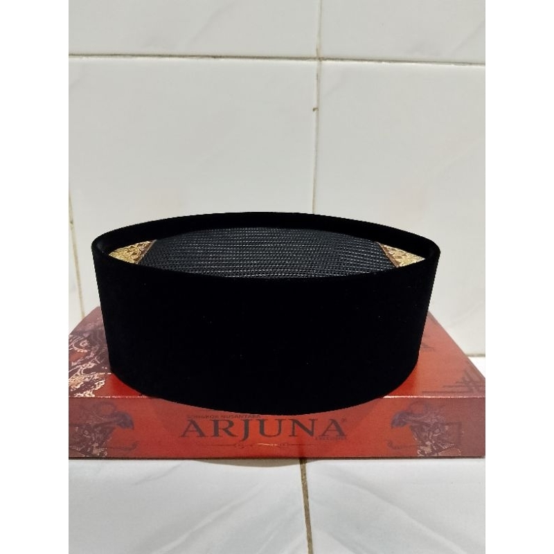 Songkok Peci Bludru Hitam Full Ac Motif Depan Kain Merak Emas