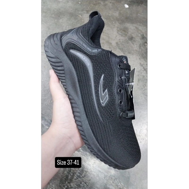 sepatu sekolah hitam. sepatu new era