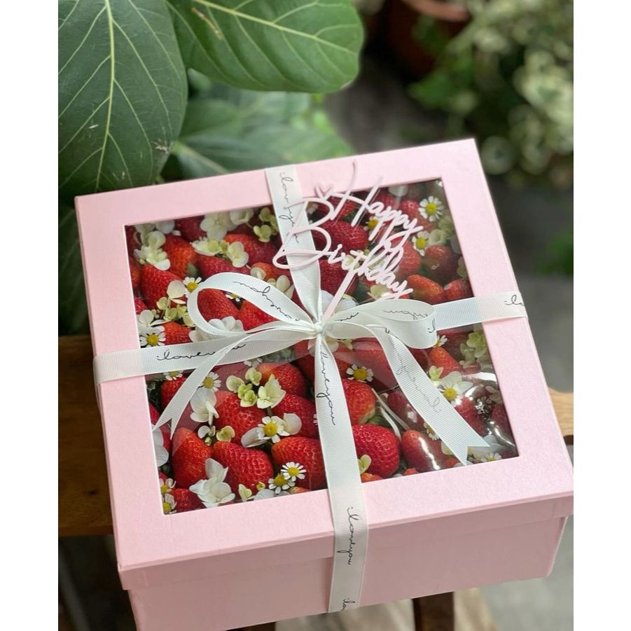 

strawberry garden kado ulangtahun hampers unik dengan birthday topper unik parsel buah segar parcel untuk mertua