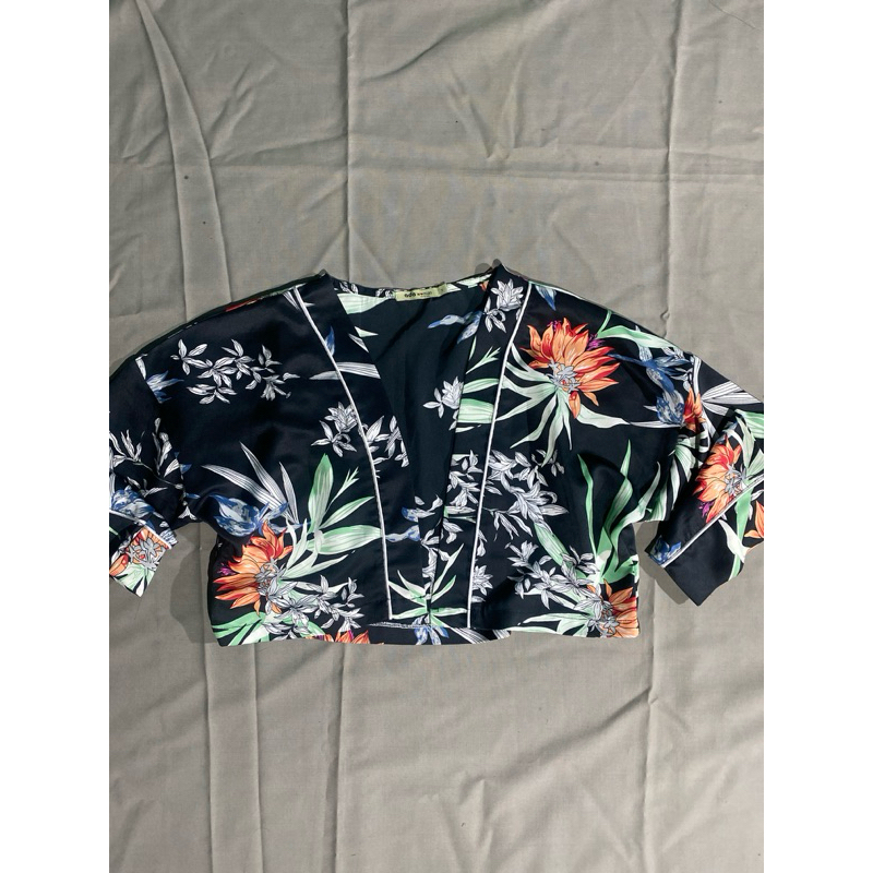 ada woman kimono crop
