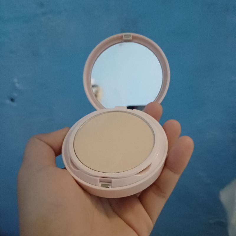 preloved two way cake sea make up [shade vanilla milk]