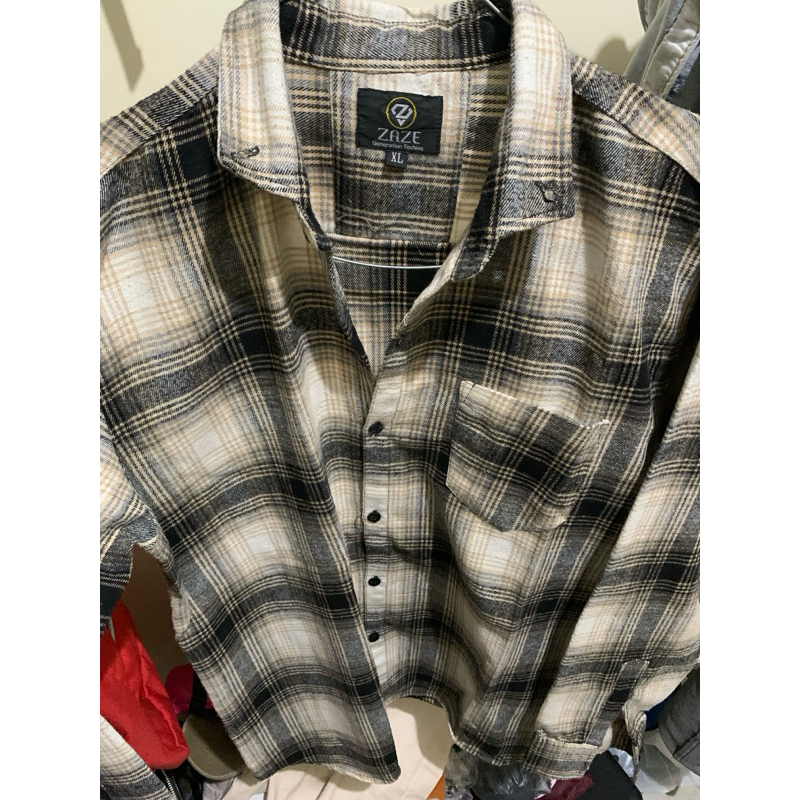 kemeja flanel cream