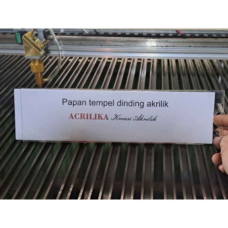 

Papan tempel dinding akrilik 25x7cm