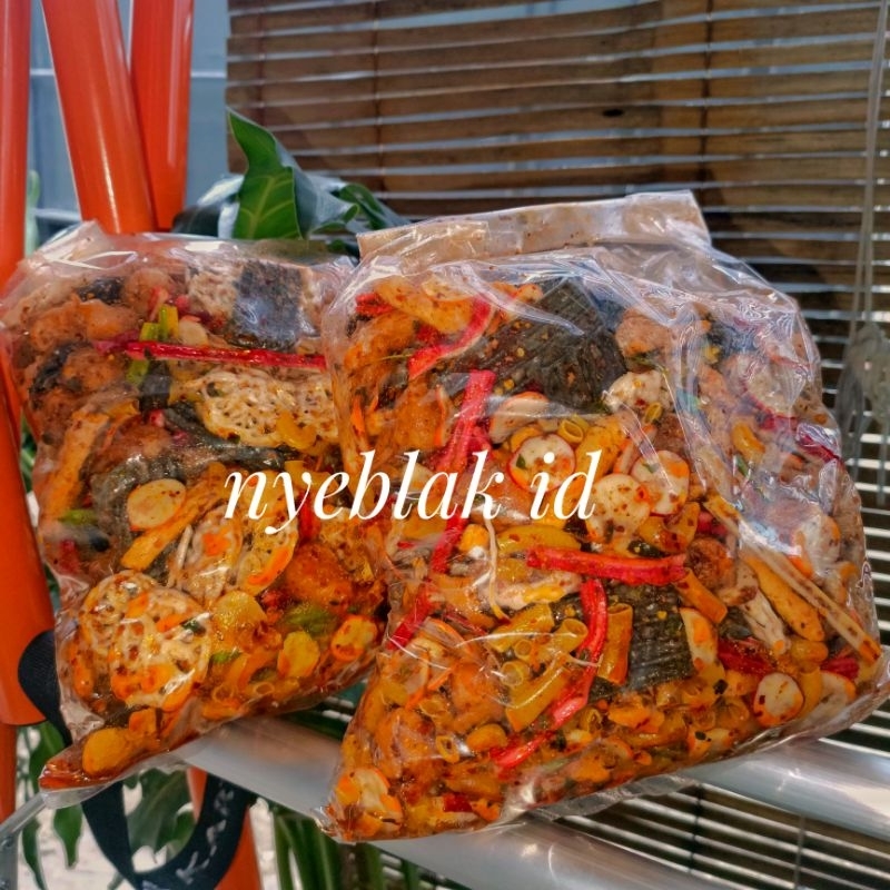 

RB22 seblak campur pedas 1kg/ kerupuk seblak campur daun jeruk pedas/ seblak mix