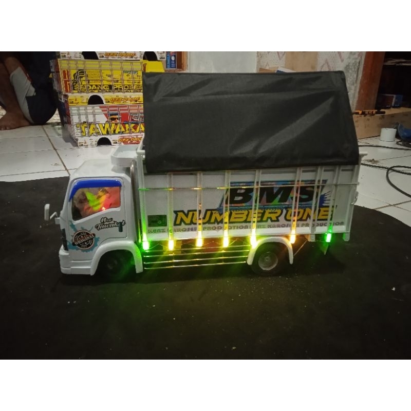 Miniatur truk oleng tawakal 5 putih pake variasi lampu leed dan terpal