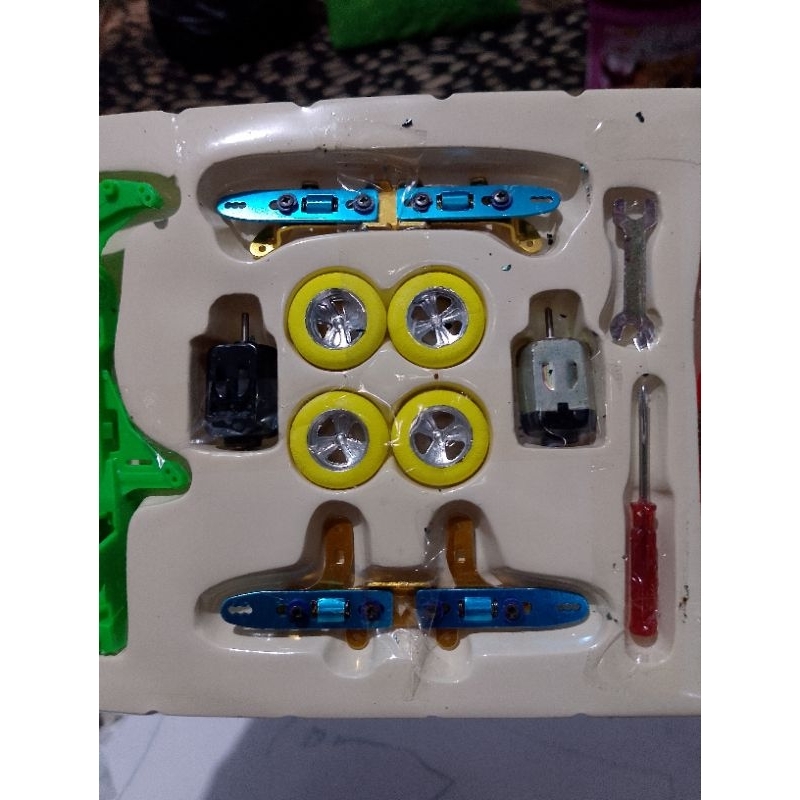 Tamiya mini 4wd merk 1 one Dio spada Buster sonic dll.barang baru stok lamaaaaaaaa.sasis kerennbody 