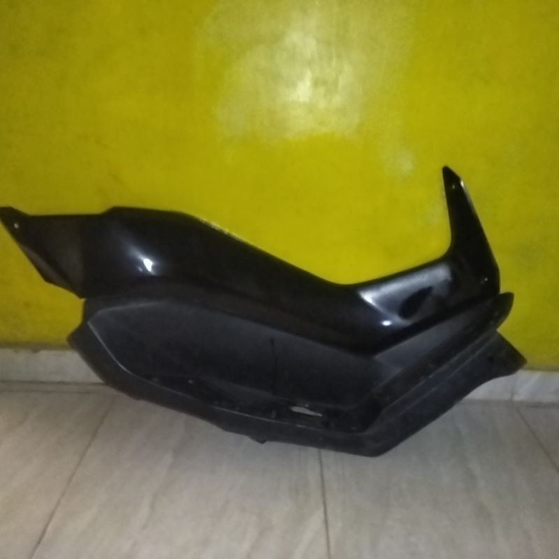 Caver sambungan body tengah Deltabox +injakan kaki NMAX NEW 2020 2021 hitam sebelah kanan YGP side b