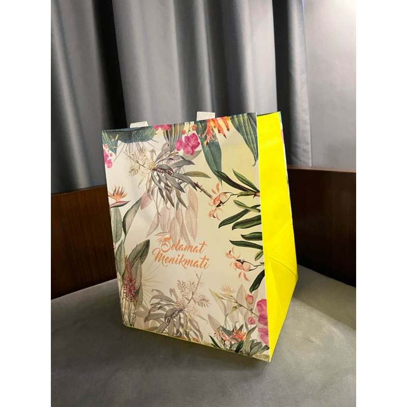 

(1 LUSIN = 12 PCS) TAS HAJATAN LAMINASI DAUN 22x22 TINGGI 28 CM / GOODIEBAG LAMINASI / TAS SPUNBOND LAMINASI / TAS NASI KOTAK / TAS BELANJA