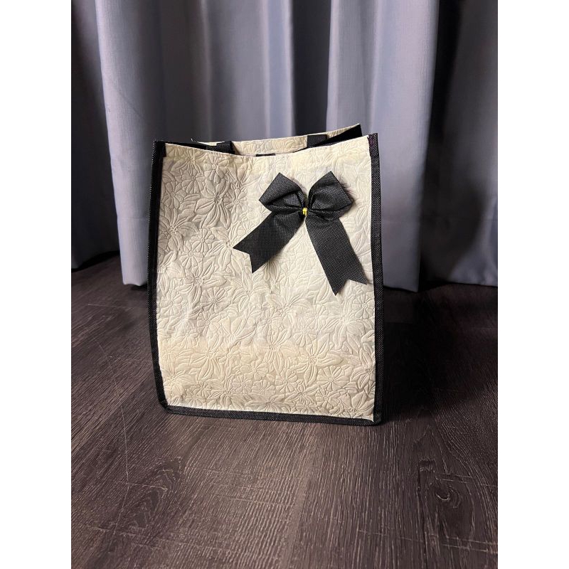 

(1 PACK = 60 PCS) TAS HAJATAN EMBOS PITA 22x22 TINGGI 28 CM / GOODIE BAG / TAS HAJATAN NASI BOX / TAS BELANJA