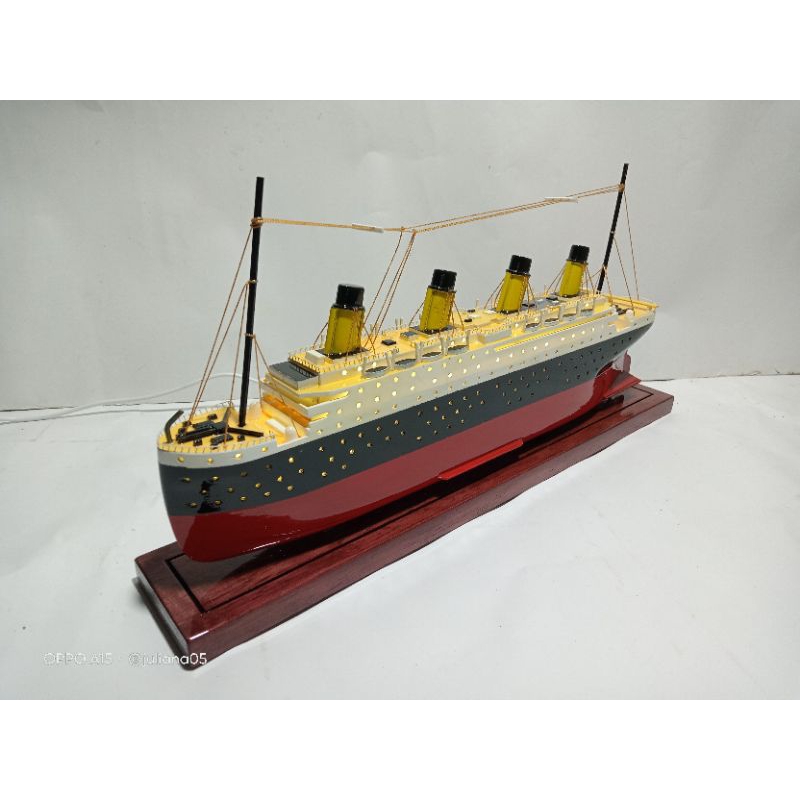 miniatur kapal titanic + lampu
