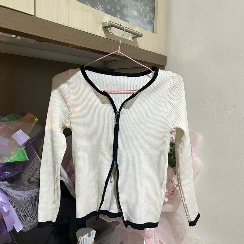 Preloved Cardigan Putih