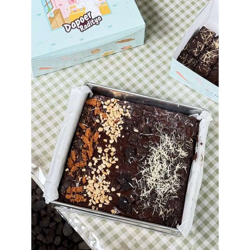 

Full Size Brownies 18 x 18cm Mix Topping