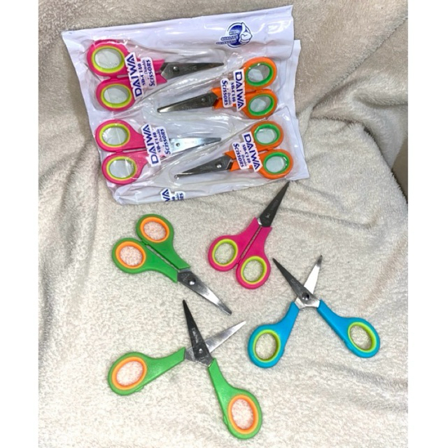 

GUNTING kecil Tajam dan erat/tidak berkarat/tidak tumpul/untuk kain/kertas dll