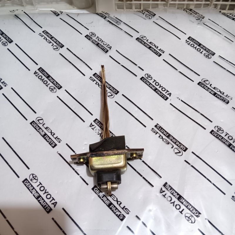 stoper pintu belakang toyota kijang