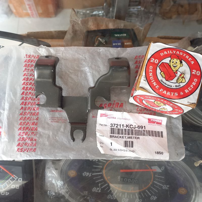 BRACKET DUDUKAN SPIDO KILOMETER SPEEDOMETER HONDA TIGER 2000 LAWAS LAMA ORIGINAL 37211-KCJ-691