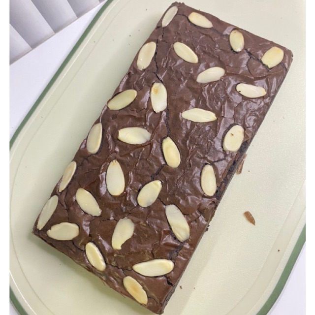 

Brownies Fudgy Almond Full Coklat Premium