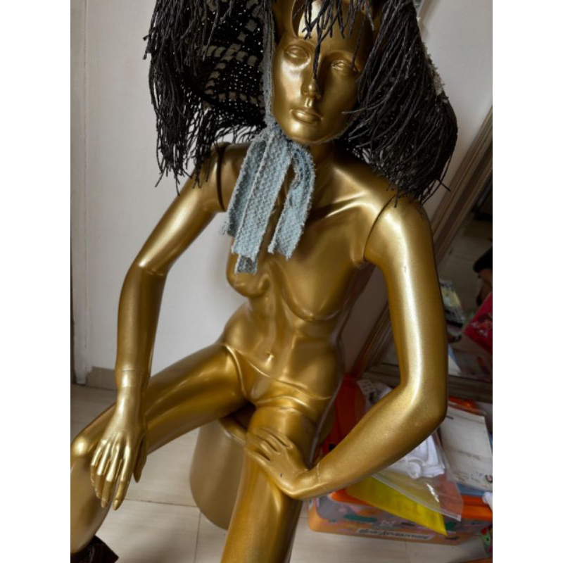 PATUNG DUDUK GOLD CEWE FULL BODY / MANEKIN / MANEKIN FULL BODY / MANEKIN GOLD