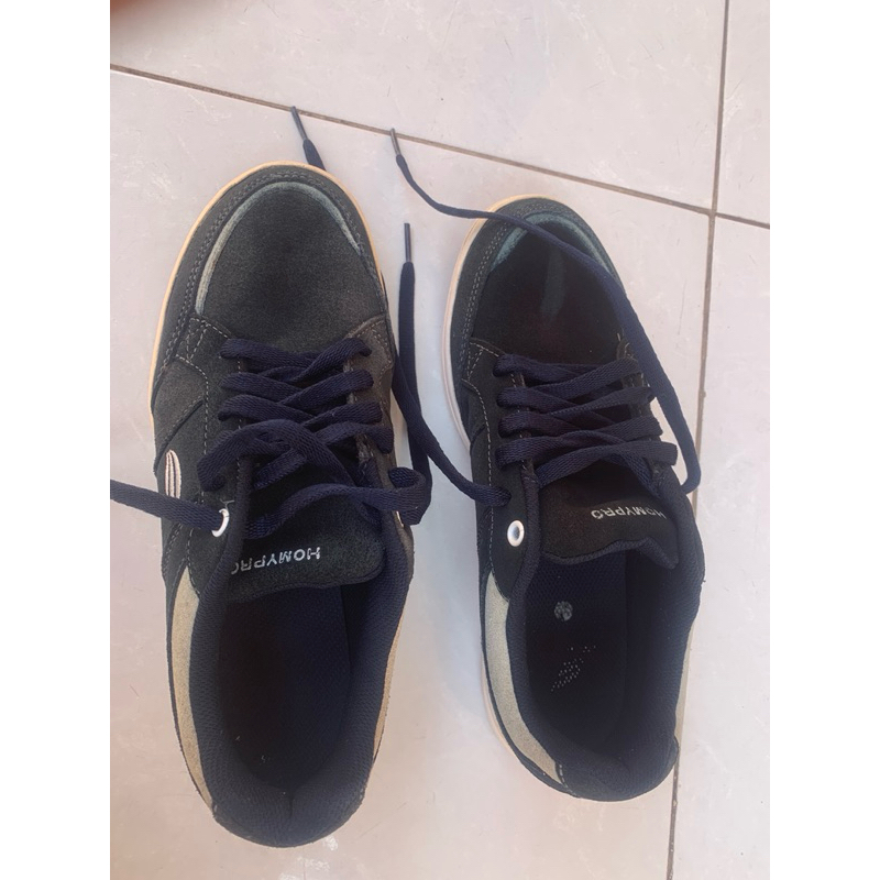 Sepatu pria ukuran 41 (Homypro RAMAYANA)