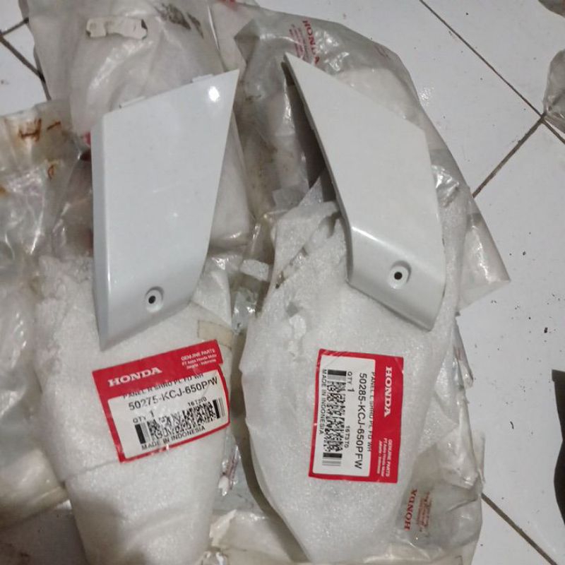 panel tutup Kupingan tangki tiger revo putih albino original baru AHM