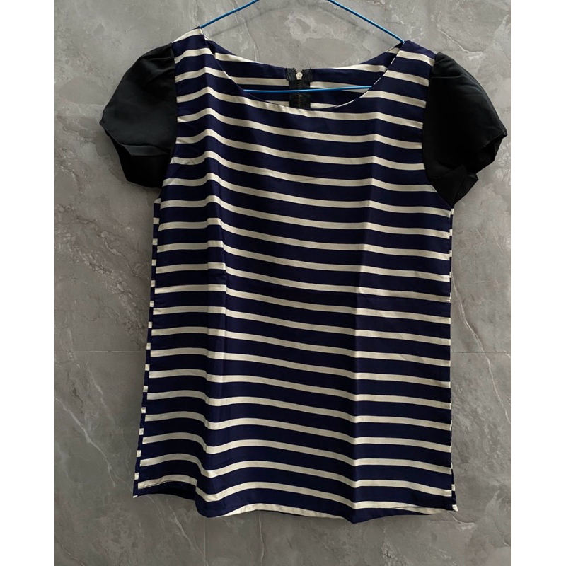 Blouse Wanita Garis-Garis Hitam Putih