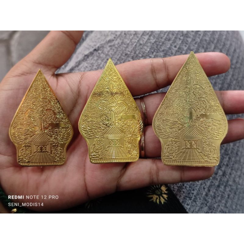 Pin Beskap Pria bentuk Wayang/Bros Gunungan/Bros model Wayang Kayon/Aksesoris Busana Jawa Beskap Pri