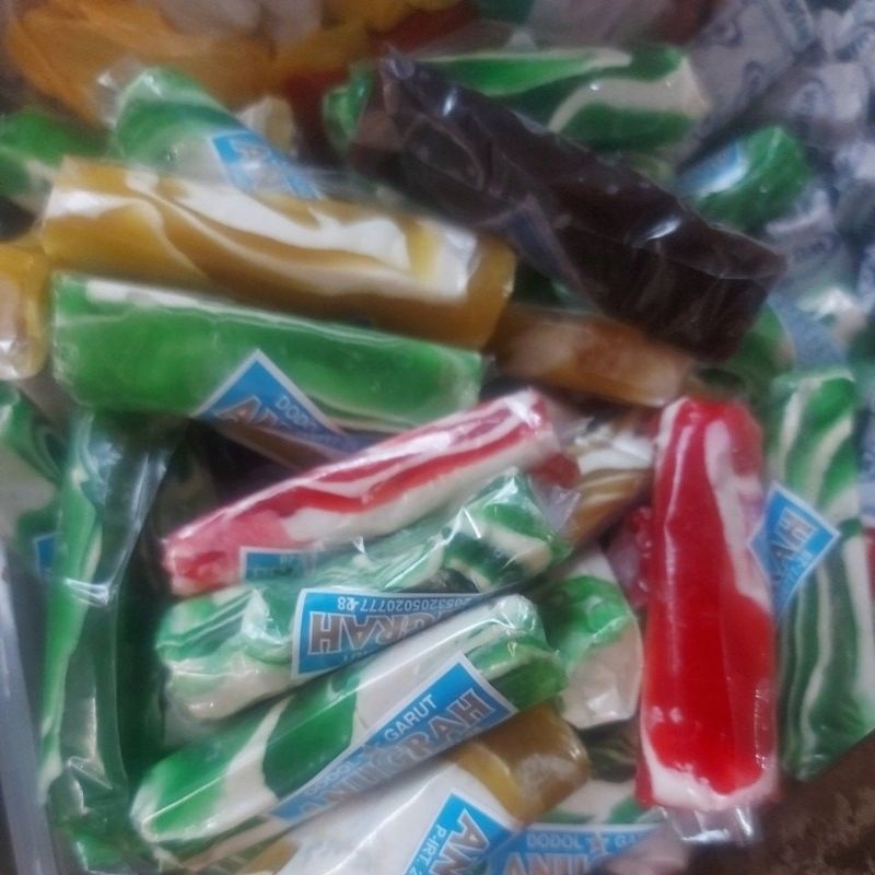 

dodol garut warna warni 500gr isi kurang lebih 26 biji