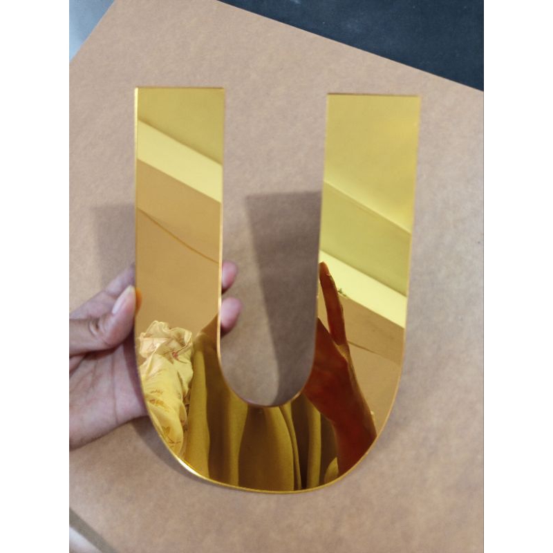 Huruf dekorasi akrilik timbul 20cm