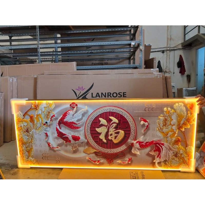 Lukisan Porcelain 5D Diamond Ikan Koi & Tulisan Fu – Hiasan Dinding Pembawa Hoki dan Keberuntungan L