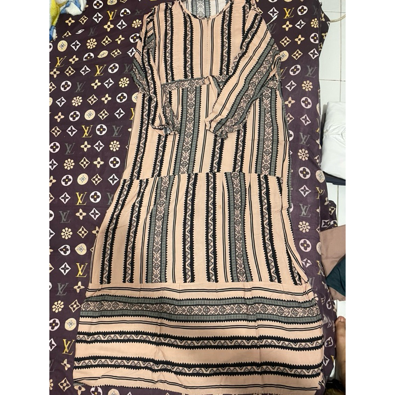 gamis coklat motif hitam, blezer army dan baju kelelawar hitam putih.