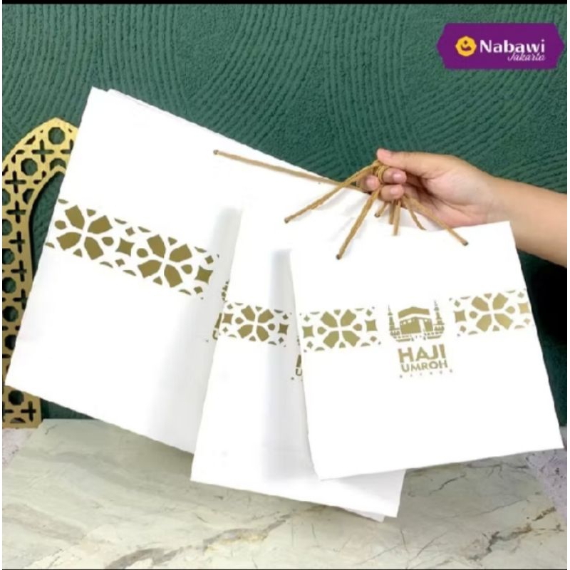 

Paperbag Putih Souvenir Haji Umroh Gambar Ka'bah Kakbah Goodie Bag Tas Kemasan Oleh Oleh Haji Um...