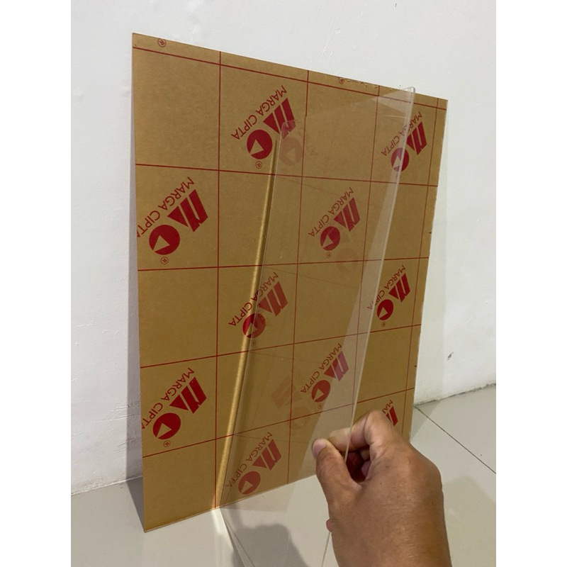 

akrilik bening | acrylic clear | tebal 1.5mm | 45x20cm | tutup rak hw isi 25