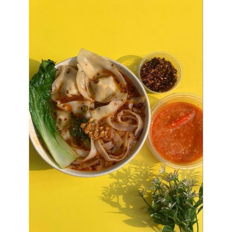 

Wonton kuah dengan topping pakcoy dan kwetiau