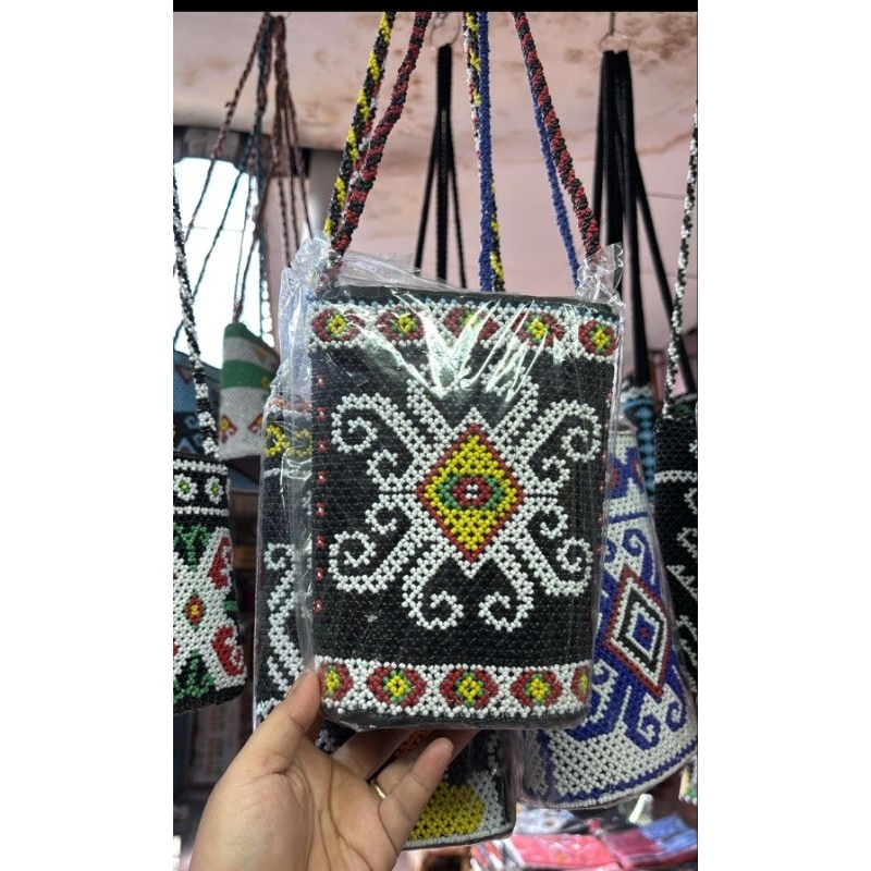 Tas selempang etnik manik dayak