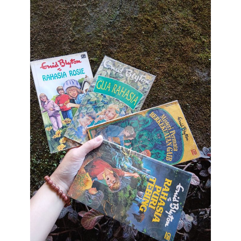 ENID BLYRON RAHASIA PURI TEBING,MISTERI PERMATA BERKEKUATAN GAIB,RAHASIA ROSIE,GUA RAHASIA