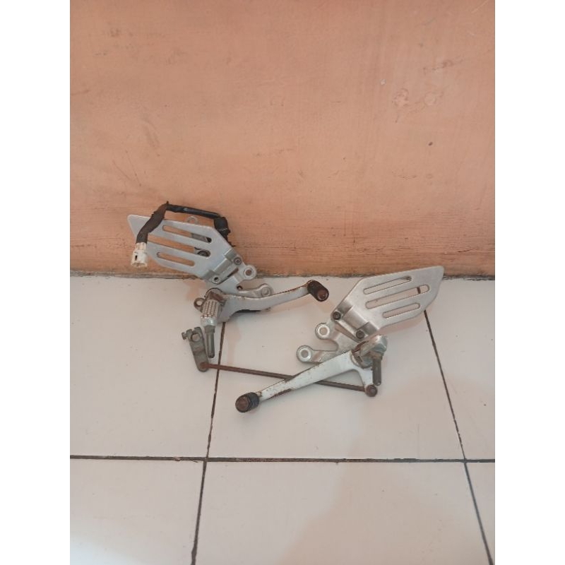 Footstep Step depan Yamaha R15 V2 Original copotan