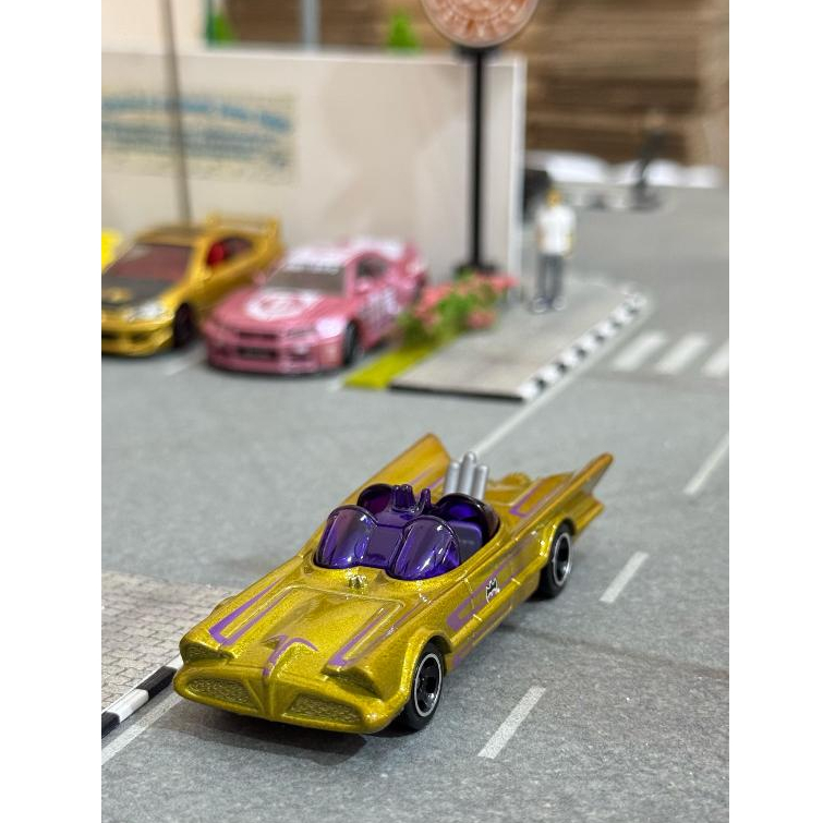HOT WHEELS TV SERIES BATMOBILE LOOSE GOLD
