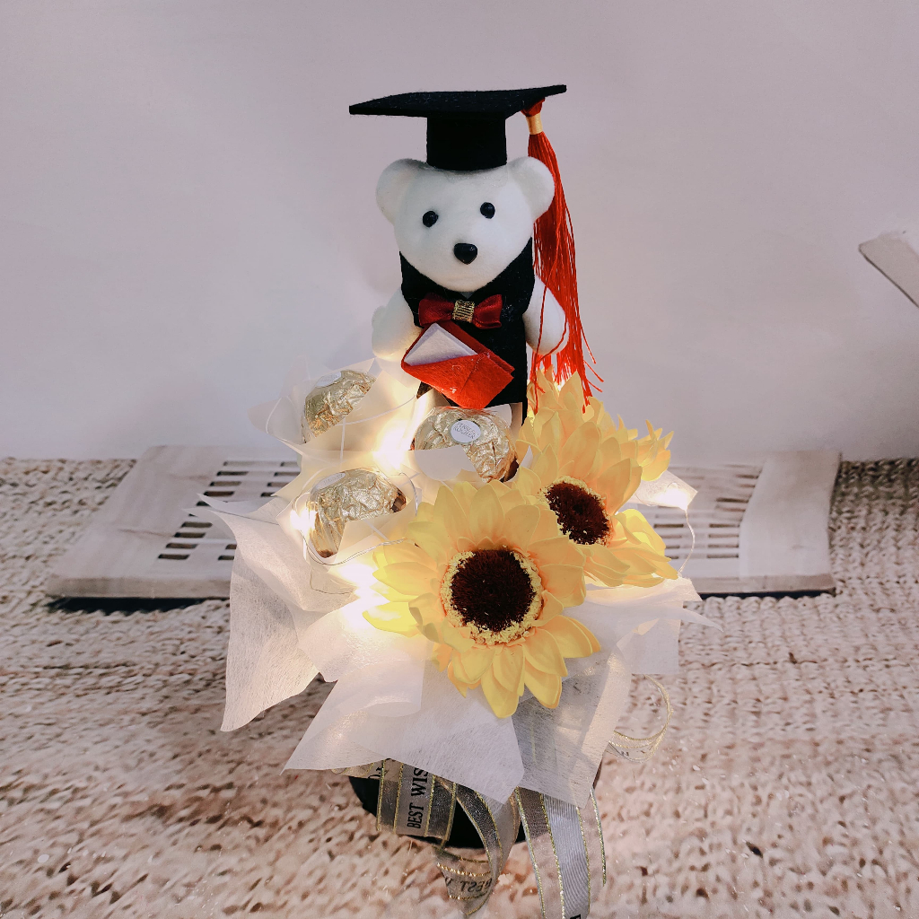

Bloombox Wisuda Coklat Ferrero - Bunga Matahari -Boneka Wisuda - Kado Guru Murah - Hadiah Graduation HW026