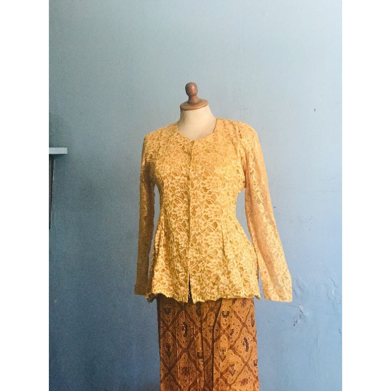 Kebaya Brokat Kuning