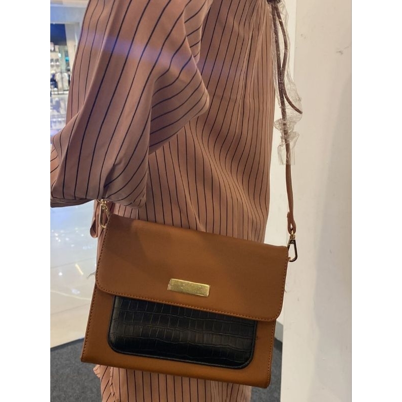 (Preloved) Berrybenka - Sling Bag | Tas Selempang Coklat | Tas Wanita