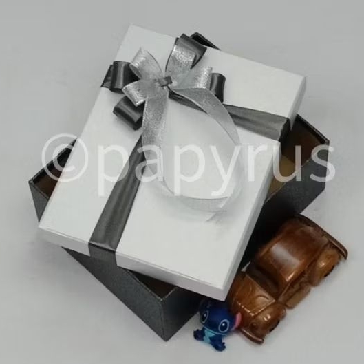 

PAPYRUS Kombinasi 17,5x22,5 Tinggi 10cm Kotak Kado Gift Box Hadiah V2