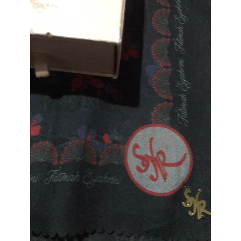 Syahrini scarf with box