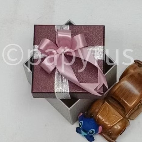 

PAPYRUS Kombinasi 10x10 Tinggi 5cm Kotak Kado Gift Box V2