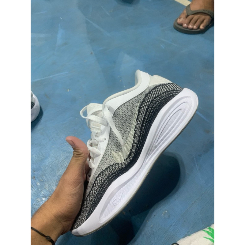 sepatu basket Nike GT Hustle Academy EP